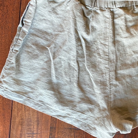 Princess Polly Sage Linen Short - Size 2 - Picture 3 of 7